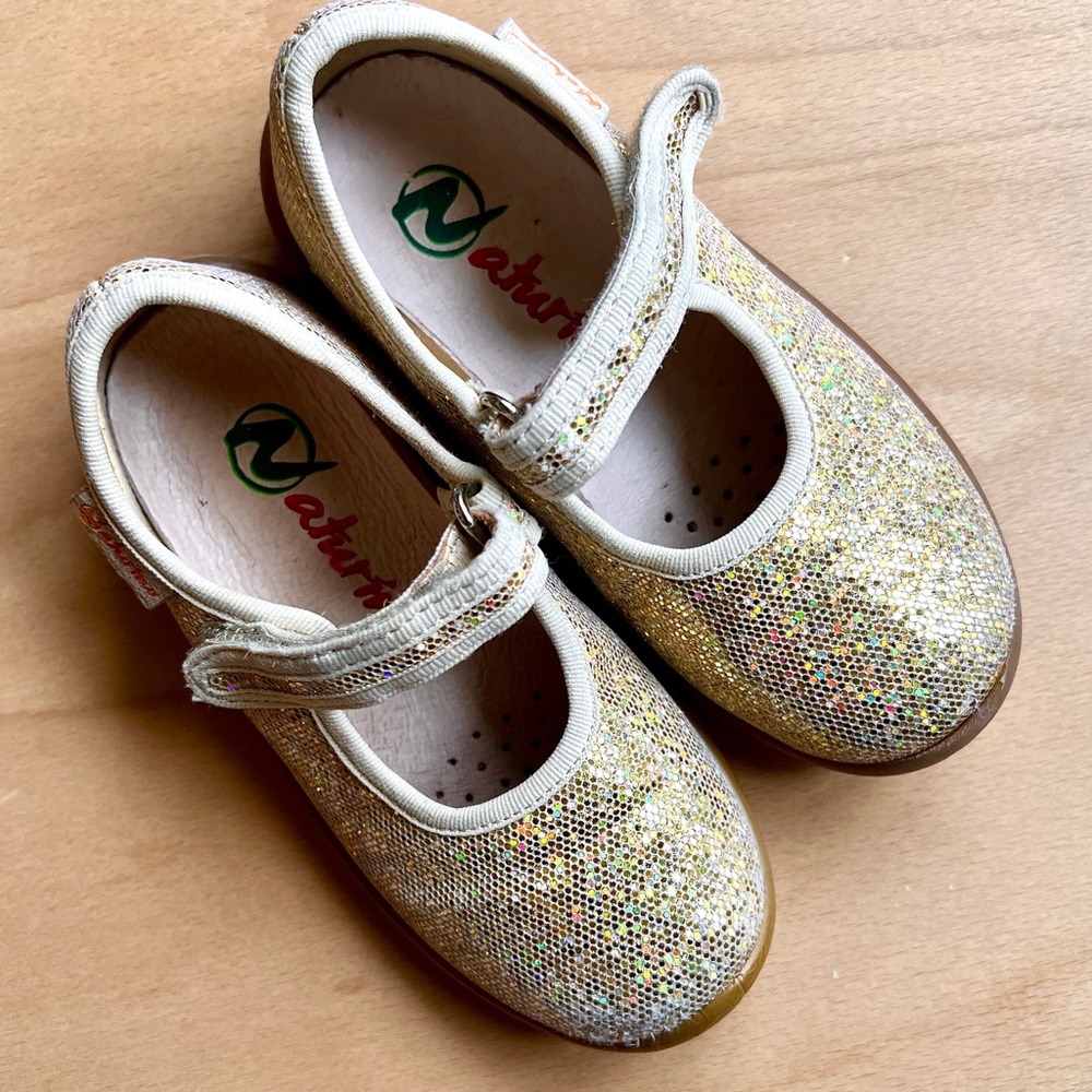Naturino Girl’s gold glitter 7703 Mary Janes size 26 (size 9.5 toddler)